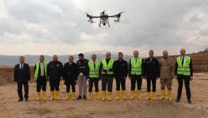 Vali Ömer Toraman, lavanta bahçesini dron ile ilaçladı