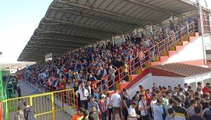 Elazığ'da tribünler, çatılar doldu taştı