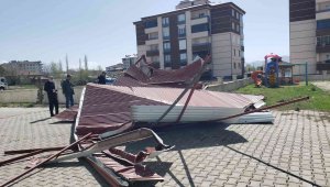 Fırtına binanın çatısını uçurdu, 3 araç hasar gördü