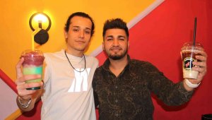 Elazığ'da iki kafadar kafe açıp enflasyona inat fiyatları yarı yarıya indirdi