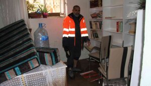 Evinin sular içerisinde kalmasını gözyaşlarıyla izleyen afetzede: "Allah'a hamt olsun canımız sağ, çocuklarımız kurtuldu"