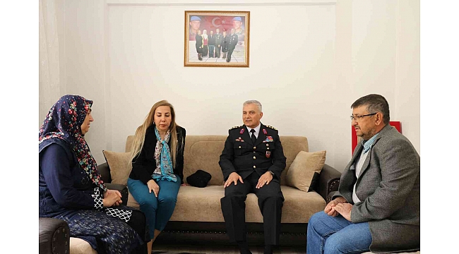 İl Jandarma Komutanı Ali Yıldız ve eşi, şehit annelerini yalnız bırakmadı