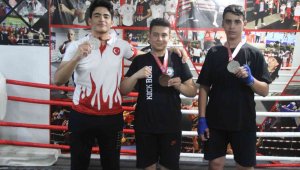 Katıldıkları ilk turnuvada madalyaları topladılar