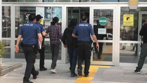 Otomobil çalan hırsızlar, kendilerini görüntüleyen gazetecileri tehdit etti