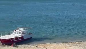 Pertek'te fırtına feribotu sürükledi