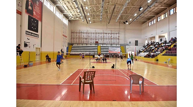Analig badminton çeyrek finalleri Elazığ'da başladı