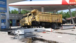 Elazığ'da facianın eşiğinden dönüldü, otomobile çarpan kamyon akaryakıt istasyonuna girdi: 5 yaralı