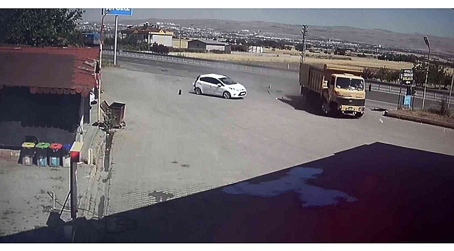 Elazığ'da kamyonun akaryakıt istasyonuna girme anı saniye saniye güvenlik kameralarına yansıdı