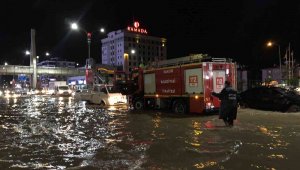 Elazığ'da sağanak biranda bastırdı, onlarca araç yolda kaldı