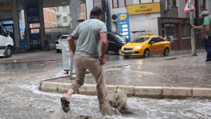 Elazığ'da sağanak yağış etkili oldu, yollar nehre döndü