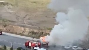 Park halindeki minibüs alev topuna döndü