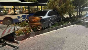 Elazığ'da virajı alamayan otomobil refüje çıkarak ağaca çarptı