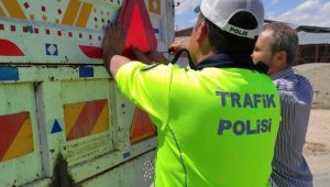 Polis, traktör sürücülerini bilgilendirip römorklara reflektör taktı