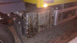 Tır dorsesinden kopan tekerlek bahçede oturan çifte çarptı: 2 yaralı