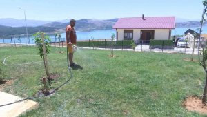 Depremzedeler göl manzaralı çelik konstrüksiyonlu konutlarına yerleşti