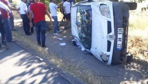 Elazığ'da hafif ticari araç devrildi: 2 yaralı