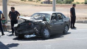 Elazığ'da otomobil kırmızı ışıkta duran araca çarptı: 5 yaralı