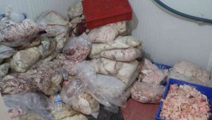 Kötü kokudan rahatsız olan vatandaşlar ihbar etti, depodan çürümüş et çıktı