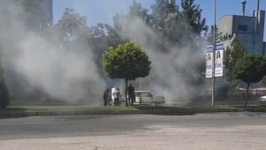 Seyir halindeyken alev alan araç, sürücülerin müdahalesi ile söndürüldü