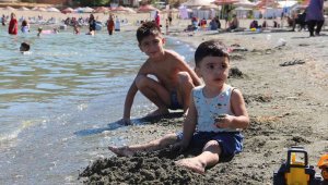 Sıcaktan bunalanlar Hazar Gölü'ne akın etti