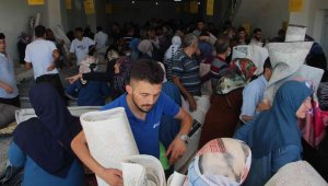 Ucuz halı almak isteyen vatandaşlar birbiriyle yarıştı, kapıda kuyruklar oluştu