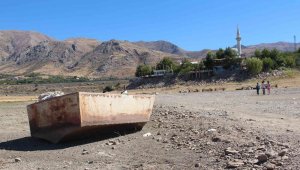 Bir zamanlar tekne turu yapılıyordu, suların çekilmesi ile o köy kuraklığın ortasında kaldı