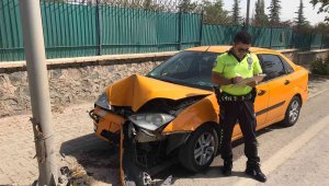 Elazığ'da otomobil direğe çarptı: 1 yaralı