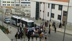 Yolun karşısına geçmeye çalışan 5 yaşındaki çocuğa midibüs çarptı