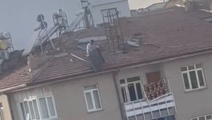 Binanın çatısından güneş panelini aşağı attı, vatandaşların canını hiçe saydı