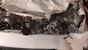 İneğe çarpan hafif ticari araç hurdaya döndü