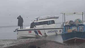 Balık tutmak için ağları gerdirirken tekneden düşüp suda kayboldu