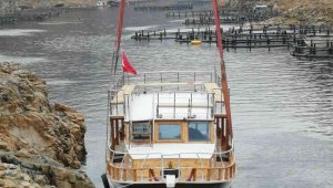 Elazığ'da onarımı tamamlanan gezi teknesi suya indirildi