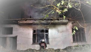 Gece yarısı facianın eşiğinden dönüldü: Yangına uykusunda yakalandı