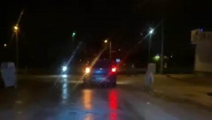 İpe bağlayıp aracın arkasından koşturdukları köpeğe eziyet ettiler