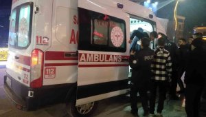 Cadde ortasında bıçaklı kavga: 1 yaralı