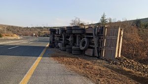 Elazığ'da pancar yüklü tır devrildi: 1 yaralı