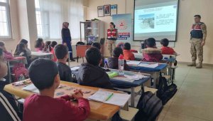 Jandarma öğrencileri bilgilendirdi