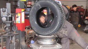 Kış lastiği zorunluğu başladı, ceza yemek istemeyen sürücüler lastikçilere akın etti