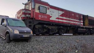Elazığ'da tren, hemzemin geçitte çarptığı aracı 100 metre sürükledi: 1 yaralı