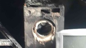 Elektrik kontağından çıkan yangın evi küle çevirdi