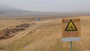 Kuraklığın en net fotoğrafı: "Suya girmek yasaktır" yazısı var, su yok