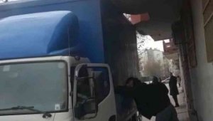 Yüksekliği hesaplayamadı, kamyoneti balkon duvarına sıkıştırdı