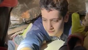 14 yaşındaki Burak, mahsur kaldığı enkazdan açılan delikle kurtarıldı