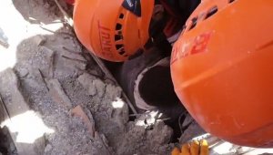 203 saat sonra 7 katlı bina enkazının en dibinden sağ çıktılar