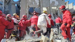 250 daireli rezidansın enkazından 81 saat sonra sağ çıkarıldı