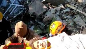 5 kişilik aileden 4'ü 60 saat sonra sağ olarak kurtarıldı