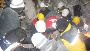 67 saat sonra sağ çıkarıldı, vatandaşlar alkışlarla moral verdi