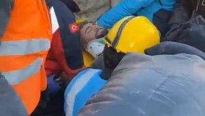 78 saatin sonunda enkazdan tekbirlerle çıkarıldı