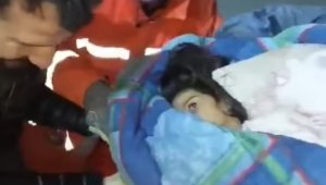 8 yaşındaki Asya 96 saat sonra enkazdan sağ olarak kurtarıldı