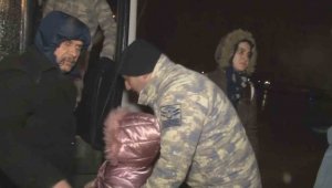 Adana ve Kahramanmaraş'tan 83 depremzede askeri uçakla İstanbul'a getirildi